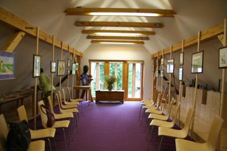 Postavitev prve razstave v galeriji Kresnička